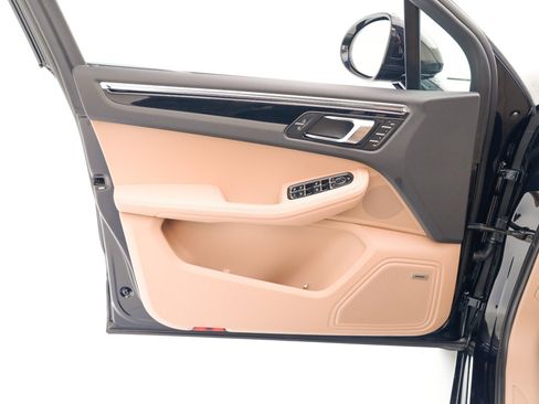Certified 2026 Porsche Macan AWD/4WD image 22