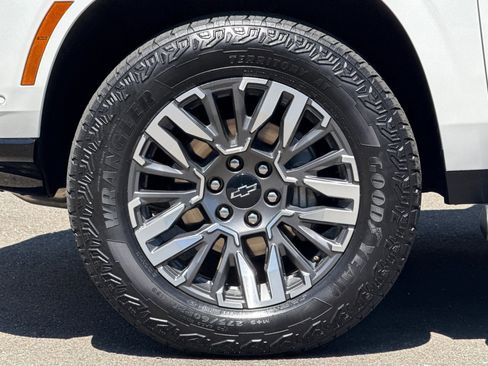 Used 2025 Chevrolet Suburban Z71 AWD/4WD image 39