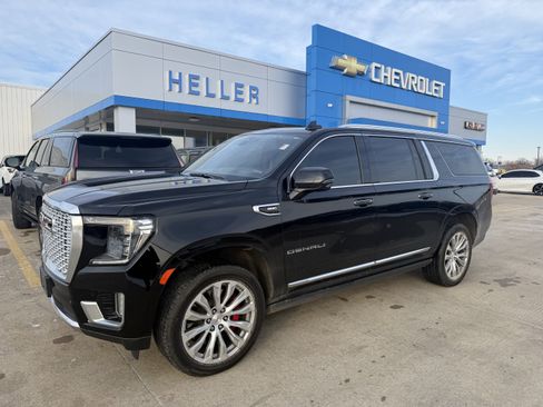 Used 2022 GMC Yukon XL Denali w/ Advanced Technology Package image 3