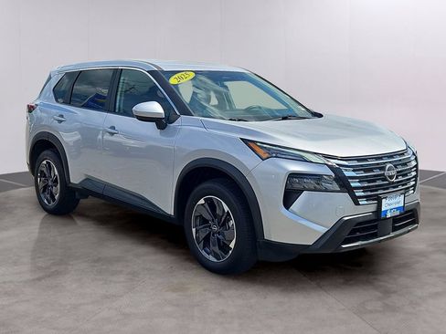 Used 2025 Nissan Rogue SV AWD/4WD image 3