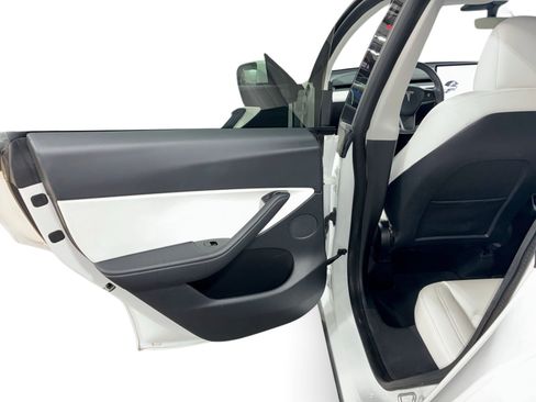 Certified 2021 Tesla Model Y Long Range AWD/4WD image 10