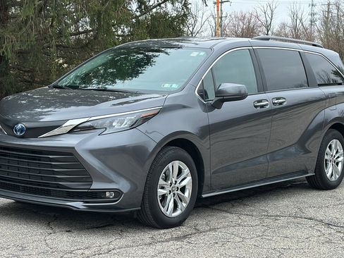 Used 2025 Toyota Sienna XLE w/ XLE Plus Package image 2