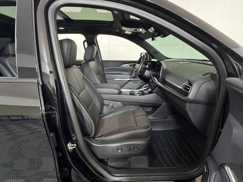 Used 2025 Chevrolet Traverse High Country FWD image 5