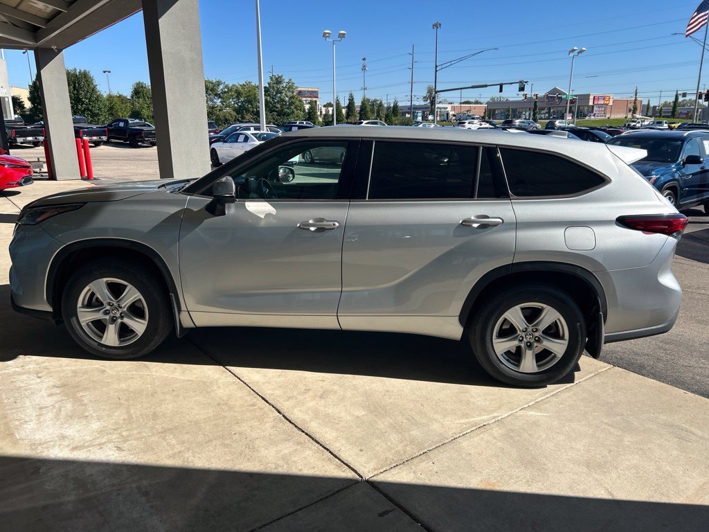 Used 2021 Toyota Highlander L AWD/4WD image 9