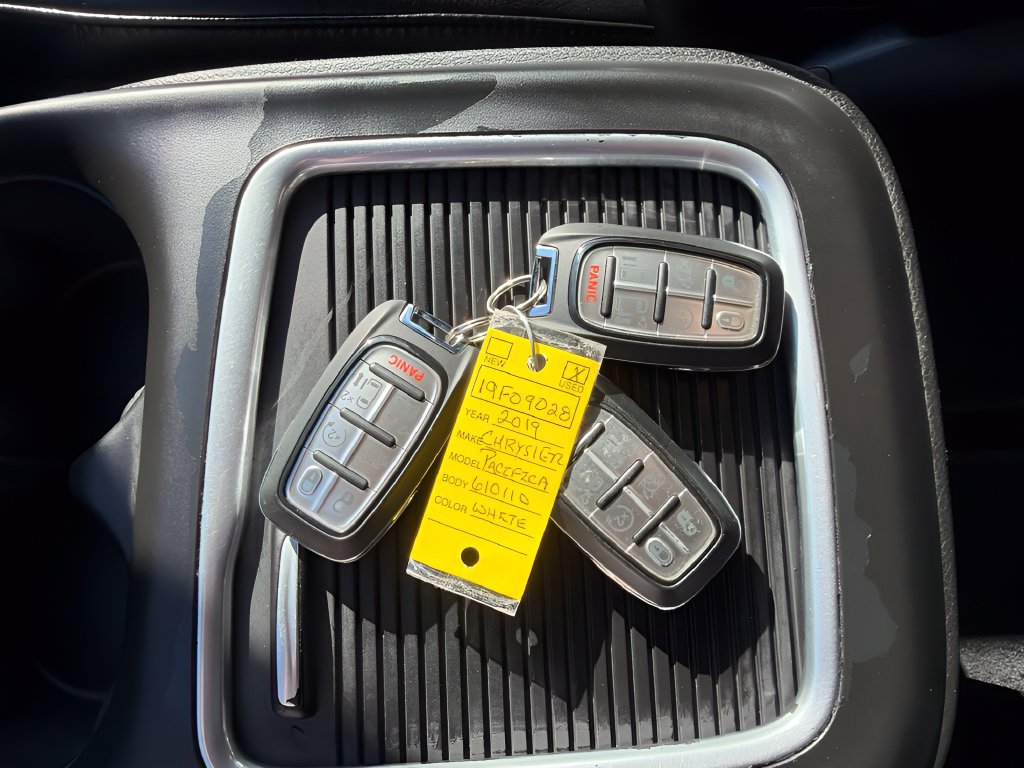 Used 2019 Chrysler Pacifica Touring-L Plus w/ S Appearance Package FWD image 2