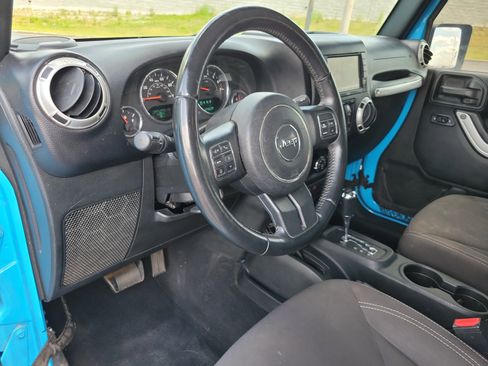 Used 2017 Jeep Wrangler Unlimited Sahara w/ Connectivity Group AWD/4WD image 3