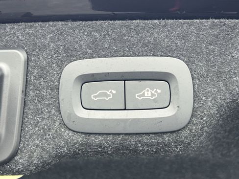 Used 2025 Volvo S90 B6 Plus image 25