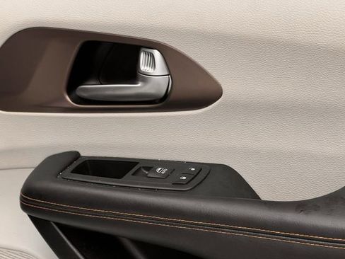 Used 2017 Chrysler Pacifica Touring-L Plus image 26