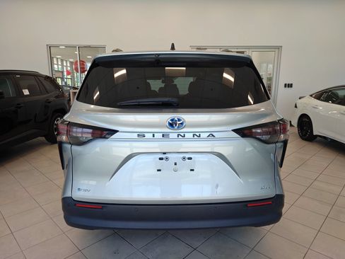 Used 2025 Toyota Sienna XLE FWD image 4