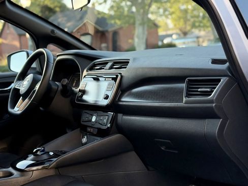 Used 2018 Nissan Leaf SV image 11