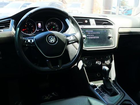 Used 2018 Volkswagen Tiguan SE w/ Panoramic Sunroof Package image 34