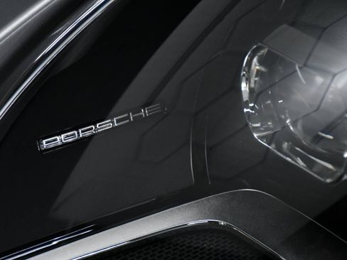 Used 2023 Porsche 911 Carrera image 2