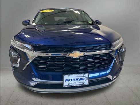 Used 2024 Chevrolet Trax LS w/ LS Convenience Package image 2