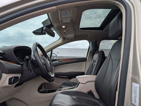 Used 2017 Lincoln MKC Select w/ Lincoln MKC Climate Package image 9