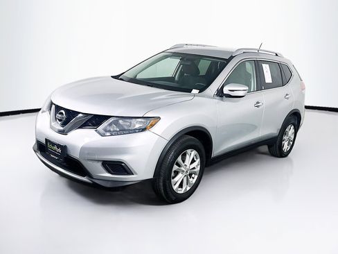 Used 2016 Nissan Rogue SV image 3