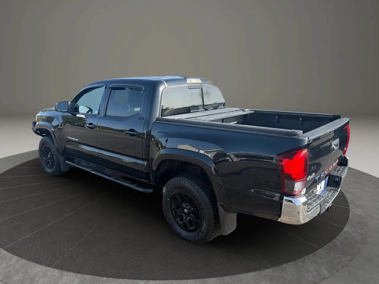 Used 2019 Toyota Tacoma SR5 AWD/4WD image 3