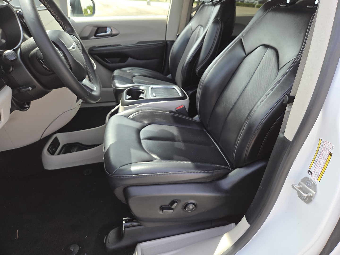 Used 2023 Chrysler Pacifica Touring-L FWD image 24