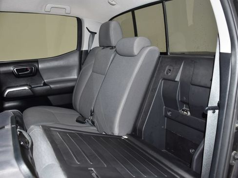 Used 2018 Toyota Tacoma SR5 AWD/4WD image 28