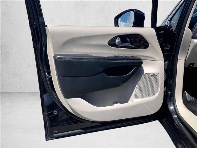 Used 2022 Chrysler Pacifica Limited FWD image 18