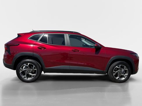 Used 2025 Chevrolet Trax LT w/ LT Convenience Package FWD image 8