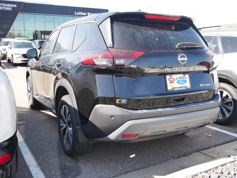 Used 2023 Nissan Rogue SV image 4