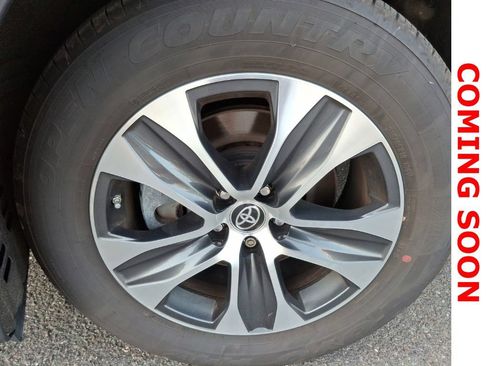 Used 2023 Toyota Highlander XLE AWD/4WD image 10