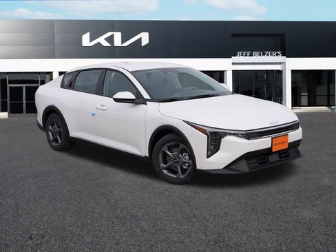 New 2025 Kia K4 LXS image 1