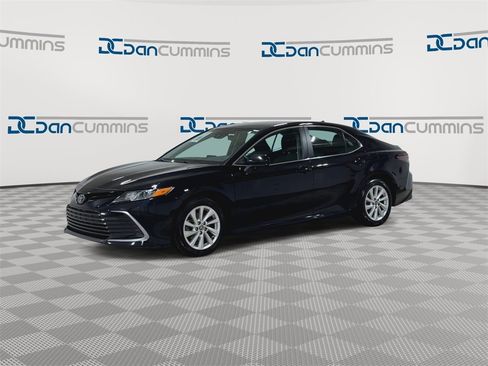 Used 2022 Toyota Camry LE image 4