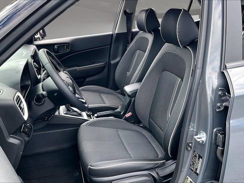 Used 2025 Hyundai Venue Limited FWD image 25