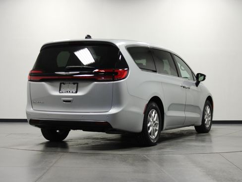 Used 2024 Chrysler Pacifica Touring-L FWD image 4