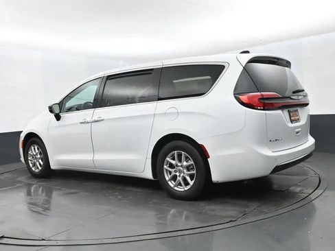 Used 2024 Chrysler Pacifica Touring-L FWD image 9