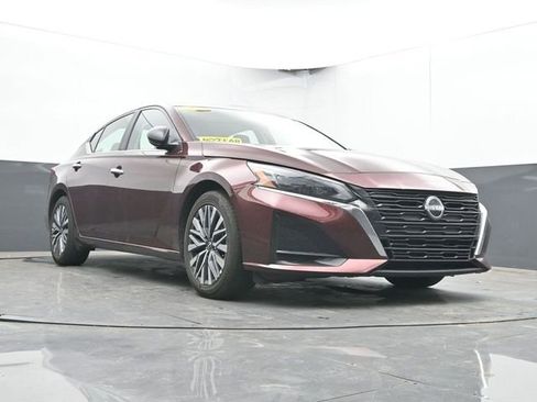 Used 2025 Nissan Altima 2.5 SV FWD image 24