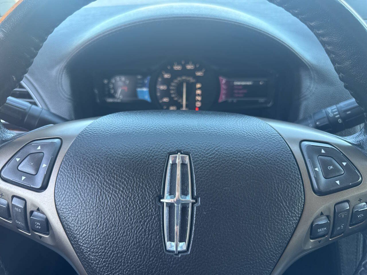 Used 2011 Lincoln MKX AWD w/ Wood Pkg image 11