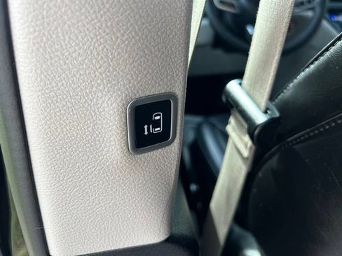 Used 2024 Chrysler Pacifica Limited FWD image 42