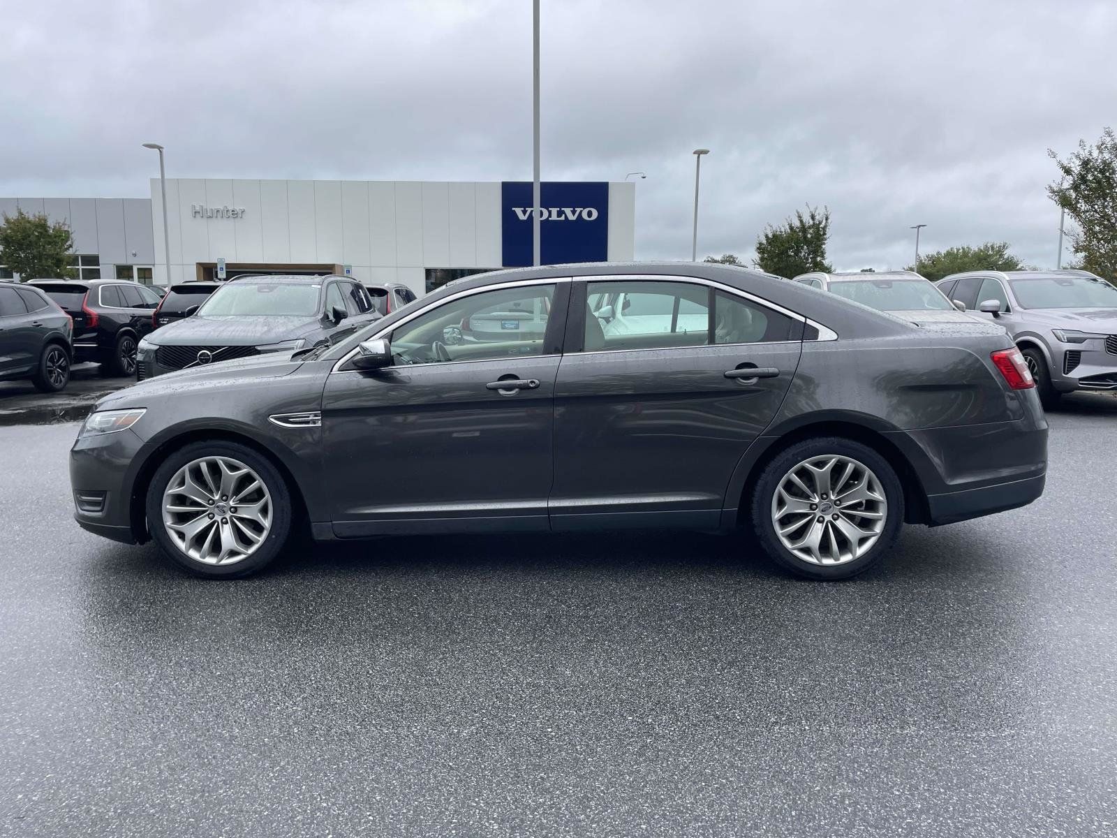 Used 2016 Ford Taurus Limited FWD image 23