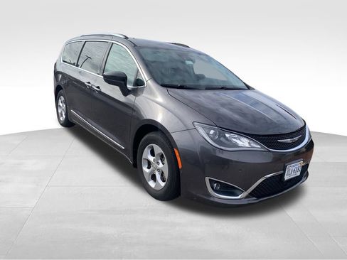 Used 2017 Chrysler Pacifica Touring-L Plus w/ Advanced Safetytec Group image 9