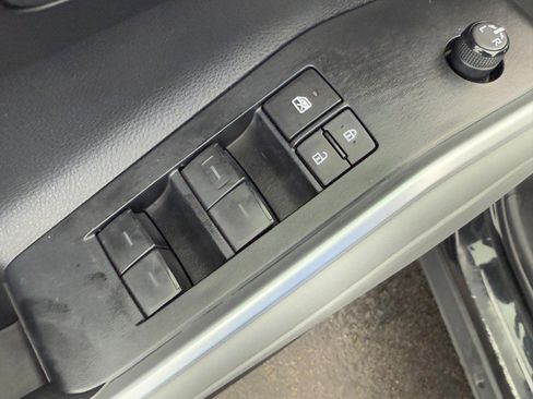 Used 2023 Toyota Highlander LE FWD image 16