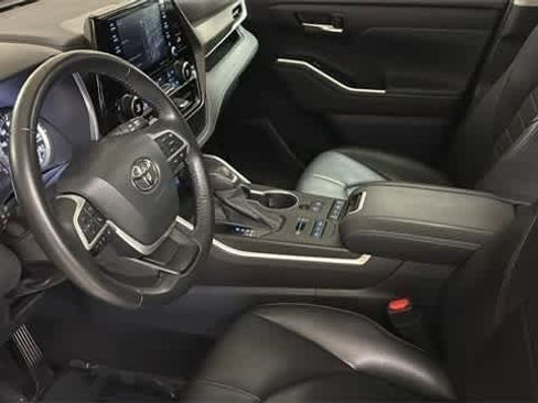 Used 2022 Toyota Highlander XLE image 4