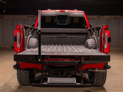 Used 2023 Ford F250 Platinum image 9