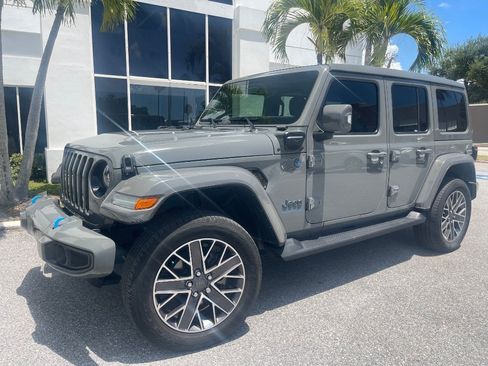 Used 2023 Jeep Wrangler Unlimited Sahara AWD/4WD image 16
