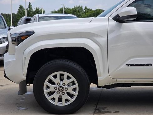 Certified 2025 Toyota Tacoma SR5 AWD/4WD image 6