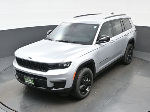 New 2025 Jeep Grand Cherokee L Limited w/ Black Appearance Package AWD/4WD image 19