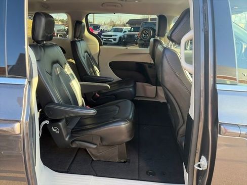 Used 2023 Chrysler Pacifica Touring-L image 29
