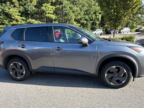 Used 2024 Nissan Rogue SV AWD/4WD image 7