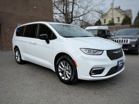 New 2026 Chrysler Pacifica Select image 3