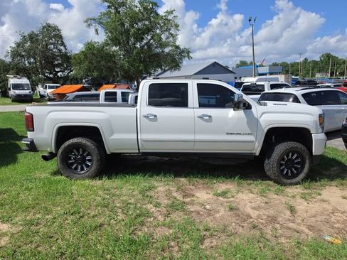 Used 2019 GMC Sierra 2500 Denali w/ Duramax Plus Package AWD/4WD image 2