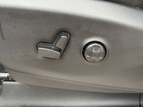 Certified 2024 Chrysler Pacifica Limited image 23