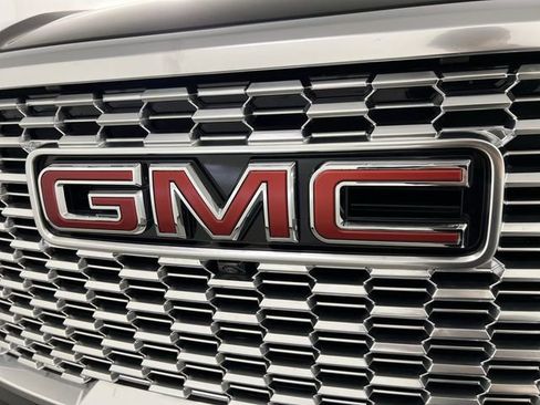 Used 2024 GMC Yukon Denali w/ Denali Reserve Package image 32