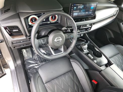 Certified 2024 Nissan Rogue Platinum FWD image 11