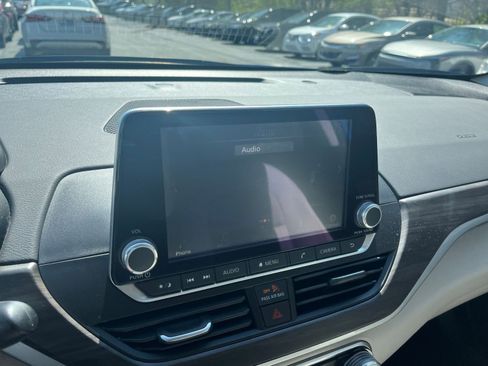 Used 2025 Nissan Altima 2.5 SV image 17